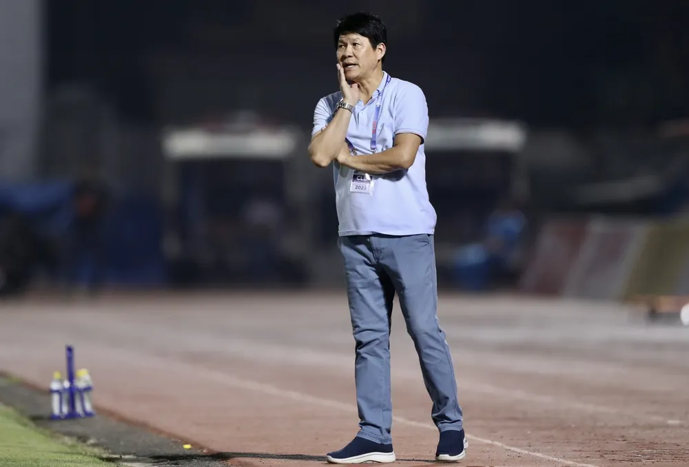 HLV Vũ Tiến Thành cho rằng V-League không cần thiết phải dừng vì các giải trẻ. Ảnh: ANH PHƯƠNG.