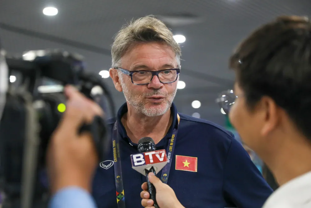 HLV Troussier hứa hẹn sẽ cho học trò chơi đẹp và giành kết quả tốt nhất. Ảnh: ANH DUY.