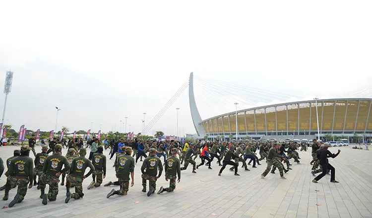 Các nghệ sĩ, diễn viên, vận động viên tập luyện bên ngoài sân vận động quốc gia chuẩn bị cho khai mạc SEA Games 32 vào ngày 5-5.