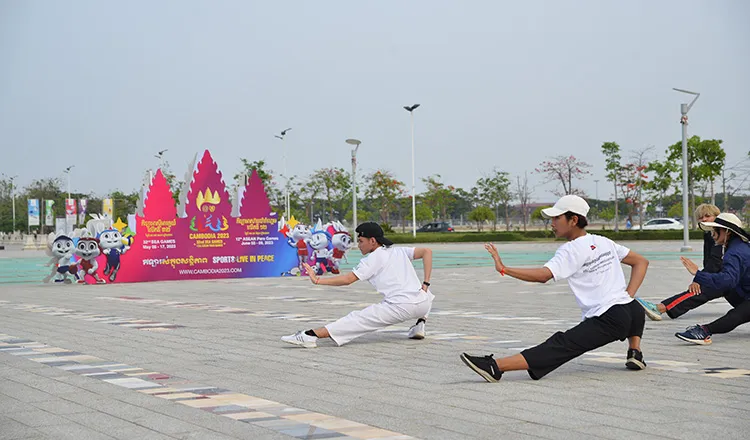 Các võ sĩ Taekwondo tập luyện quảng bá cho SEA Games lần đầu tiên tổ chức tại Campuchia sau 64 năm.