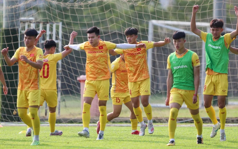Đội tuyển U-22 Việt Nam hăng say trong buổi tập chiều 27-4 tại Campuchia.