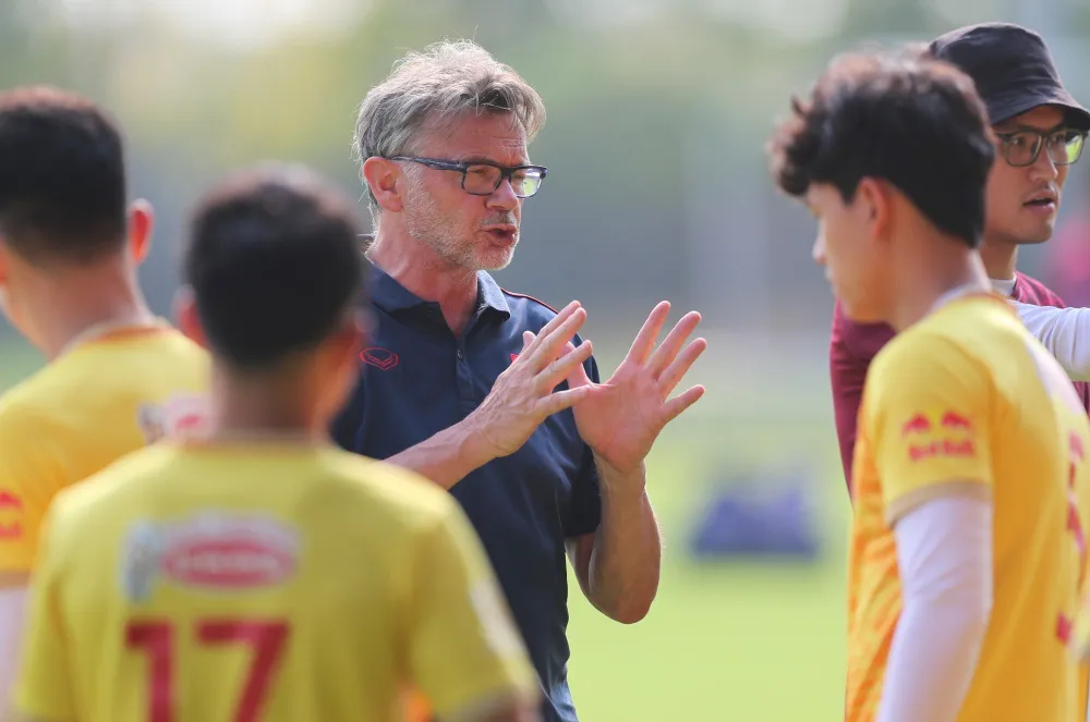 HLV Troussier dặn dò các học trò kỹ lưỡng ở đầu mỗi buổi tập và nhắc nhở họ tập trung vào chuyên môn.