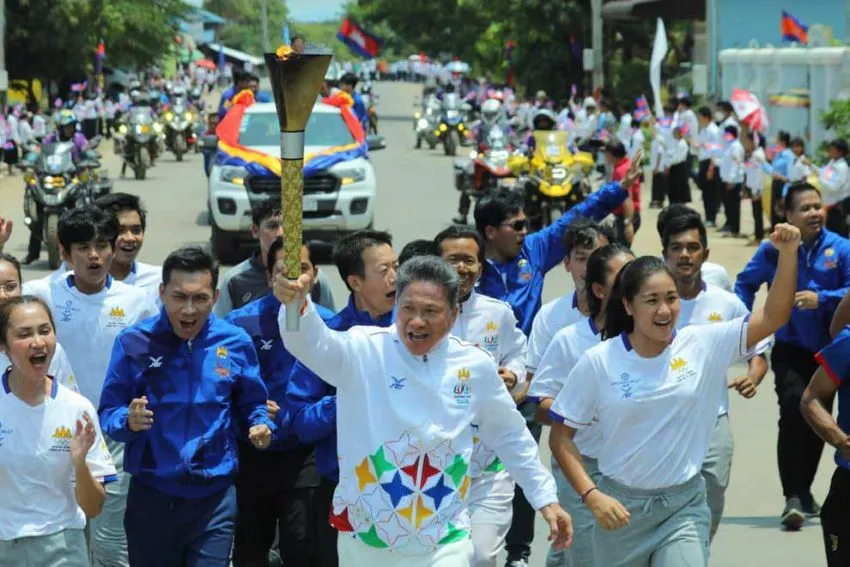 Lễ rước đuốc sau hành trình qua 10 quốc gia Đông Nam Á đã trở lại Campuchia - nước chủ nhà SEA Games 32. Ảnh: SPS.