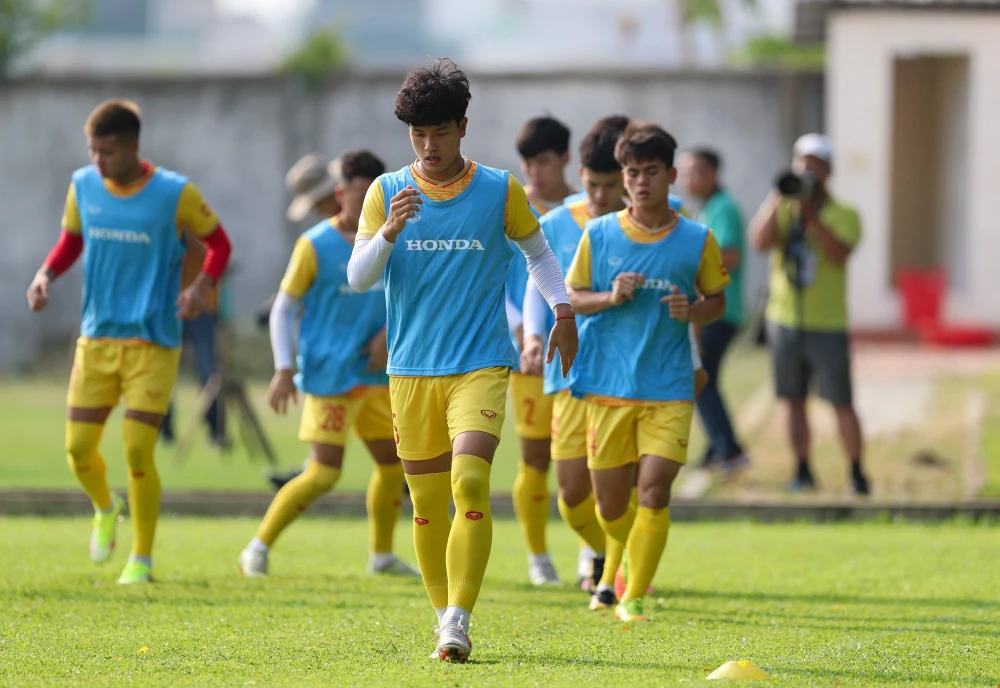 Các tuyển thủ trẻ Việt Nam hăng say rèn luyện cho nhiệm vụ giữ ngôi vô địch SEA Games. Ảnh: ANH DUY.