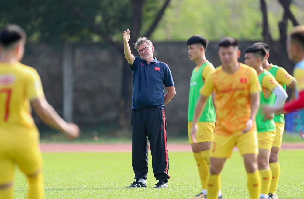 HLV Troussier cho học trò tập kín từ chiều 28-4 và không cho phép truyền thông tác nghiệp ở sân bóng. Ảnh: ANH DUY.