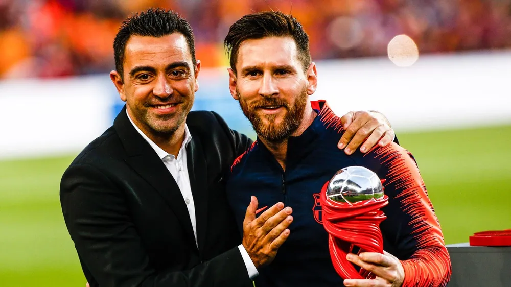 HLV Xavi sẽ gặp lại đồng đội cũ Messi. Ảnh: GETTY. HLV Xavi sẽ gặp lại đồng đội cũ Messi. Ảnh: GETTY.