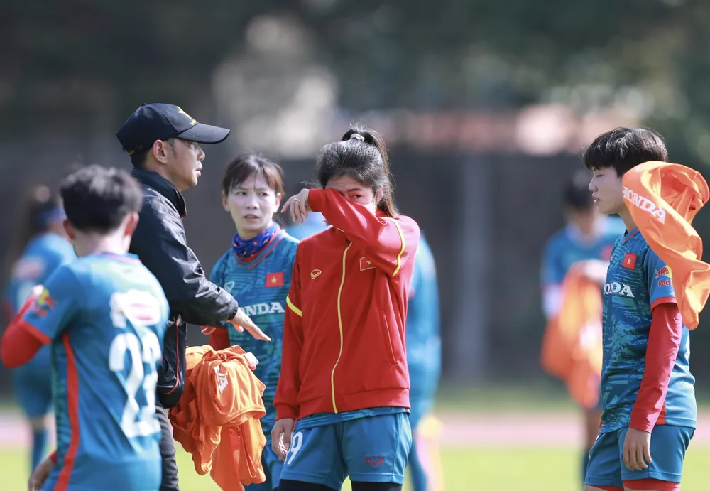 Thanh Nhã và tất cả cầu thủ đều cẩn thận bôi kem chống nắng lẫn trang bị các phụ kiện tập luyện đầy đủ dưới tiết trời nóng bức, ngột ngạt gây khó chịu.