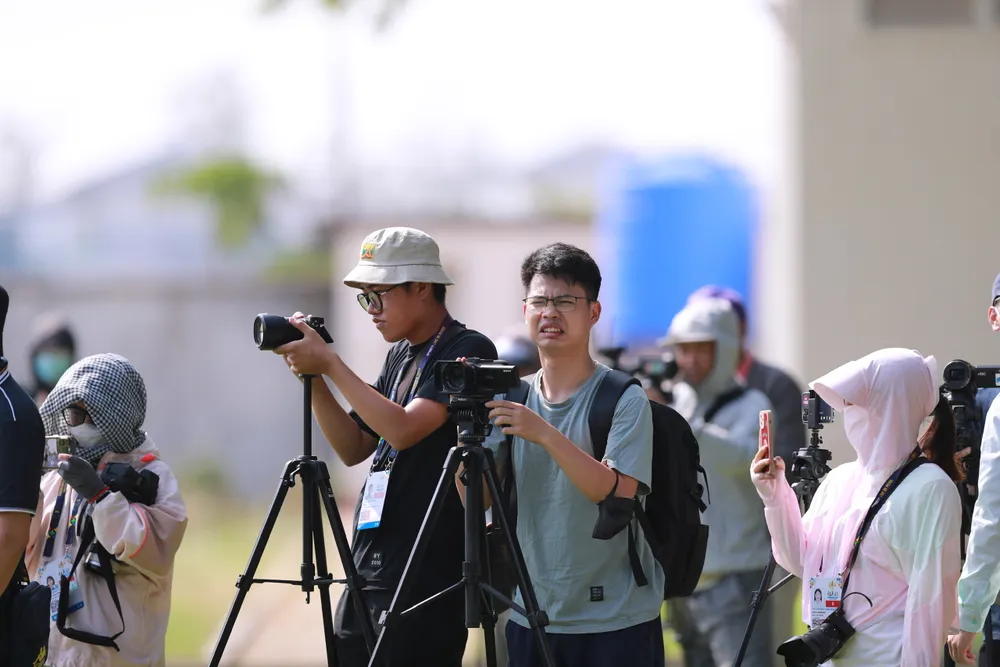 ... cả những phóng viên Việt Nam theo chân tuyển nữ cũng vất vả không kém.