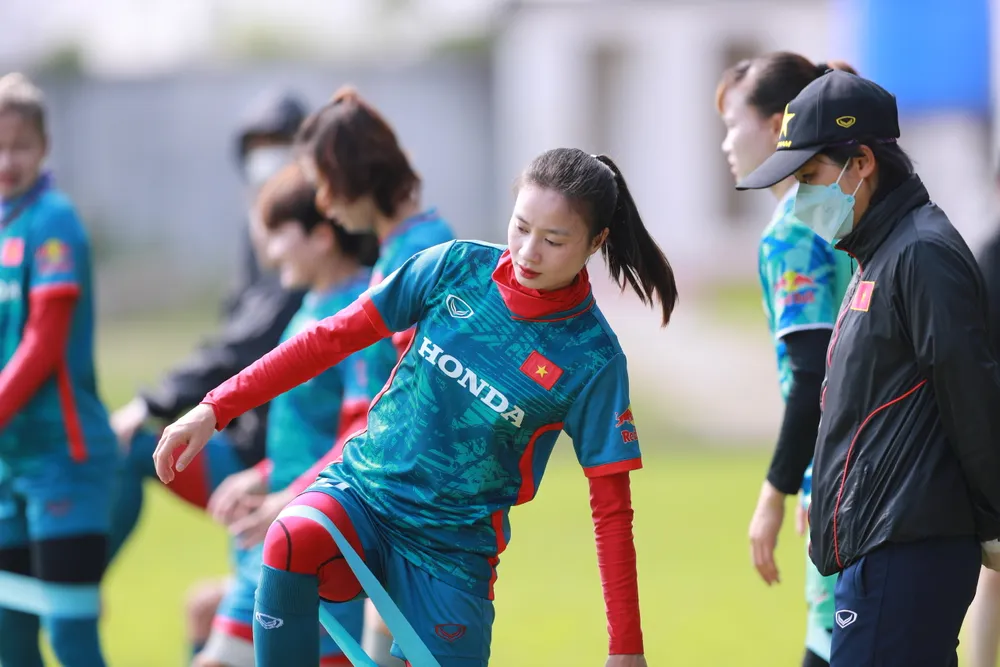 Trợ lý Kim Chi hướng dẫn các động tác căng cơ cho Hoàng Thị Loan và các đồng đội, sau chuyến bay từ Nhật Bản về quá cảnh ở TP.HCM rồi sang thẳng Campuchia.