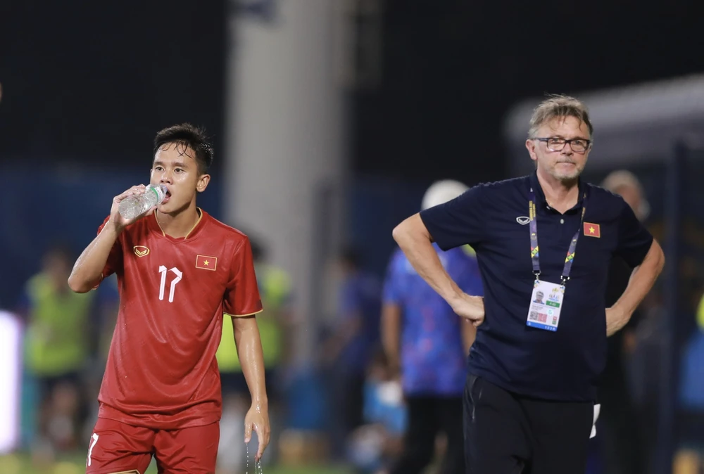 HLV Troussier trong tâm thế của người "xóa đi, làm lại" những cái cũ và hướng đến cái đích lớn ở tương lai. Ảnh: ANH PHƯƠNG.