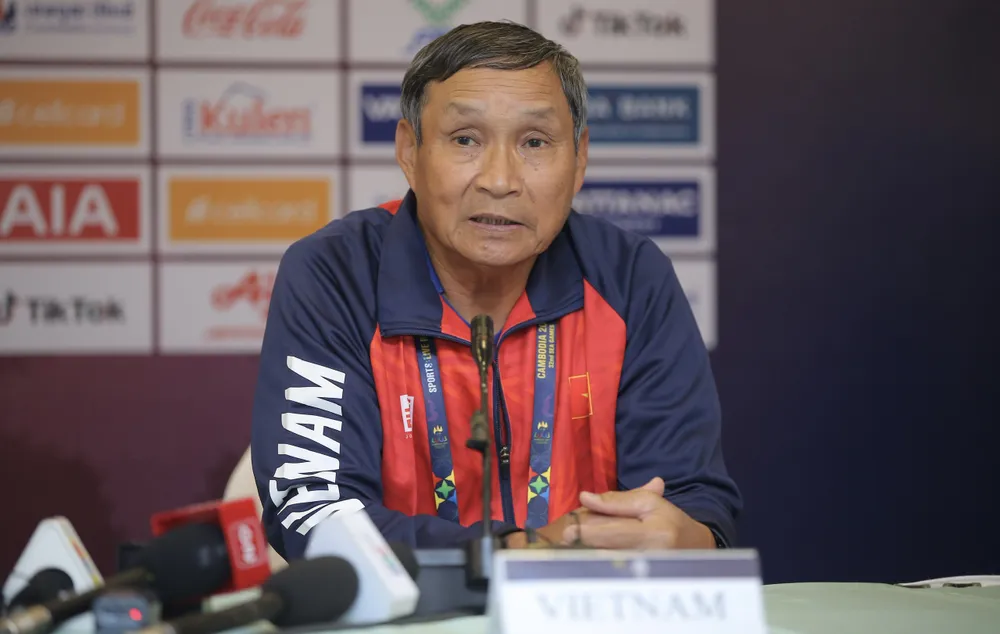 HLV Mai Đức Chung cho biết thời tiết nắng nóng là trở ngại lớn nhưng tuyển nữ Việt Nam sẽ nhanh chóng thích nghi. Ảnh: ANH PHƯƠNG.
