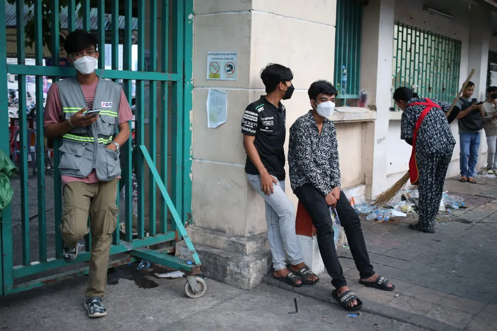 ... khi liên tục nhắn tin, điện thoại như dùng quyền trợ giúp của người thân hoặc những ai chia sẻ lại những chiếc vé khan hiếm.