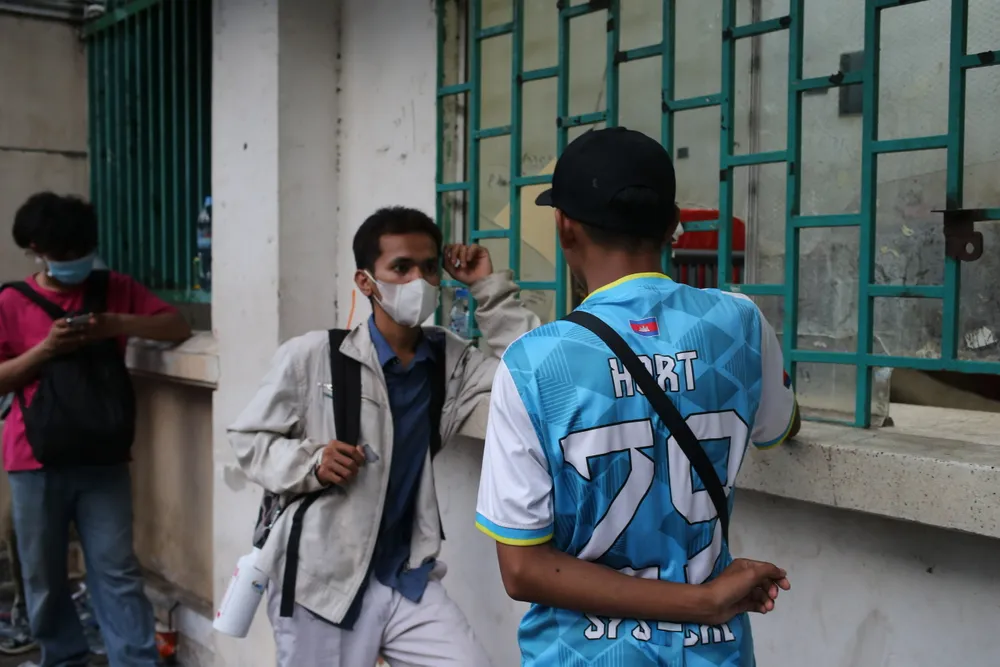 Dù không có vé miễn phí và rất muốn tìm mua nhưng tuyệt nhiên không có cảnh người bán vé chợ đen ở sân vận động Olympic.