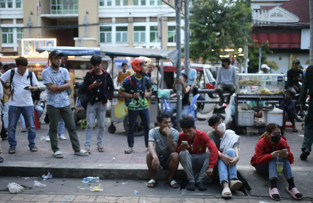 Cửa phát vé đã đóng sau 17 giờ nhưng vẫn còn nhiều người nán lại với hy vọng mong manh sẽ có một phép màu nào đó...