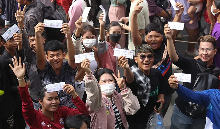 Niềm hạnh phúc của những người hâm mộ Campuchia khi sở hữu chiếc vé quý giá vào sân Olympic tiếp lửa cho thầy trò Keisuke Honda.
