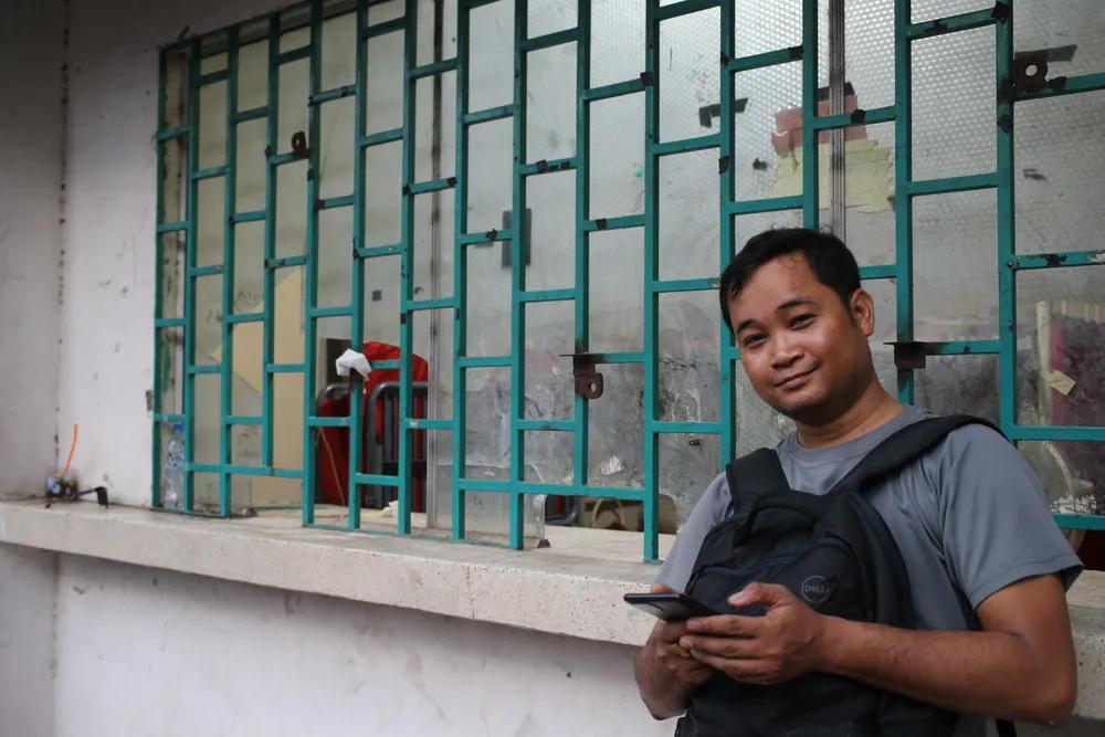 Sự thất vọng của một người hâm mộ Campuchia vì đến muộn đã hết vé thay bằng một nụ cườNiêi khi cơn sốt xem bóng đá SEA Games lên cao trào.