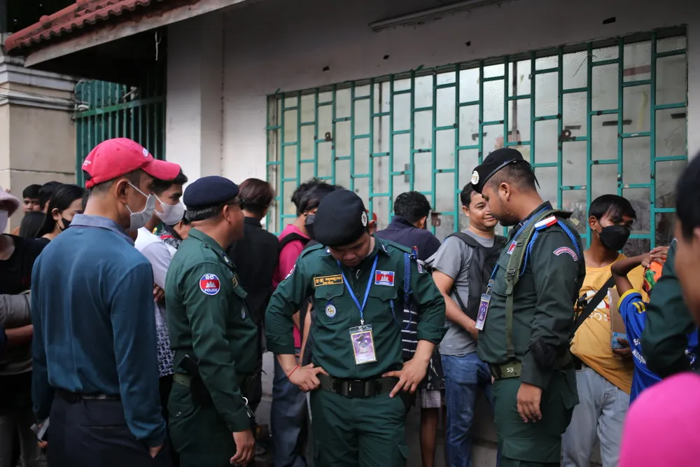 ... cũng có nhiều người đến sớm hơn giờ quy định nhưng vé miễn phí đã phát hết.