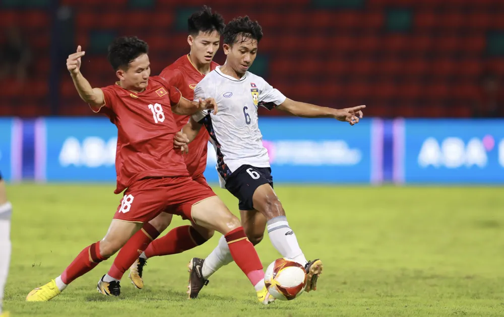 Môn bóng đá nam SEA Games 32 ở hai bảng A và B đã diễn ra với những cảnh sốt vé miễn phí.