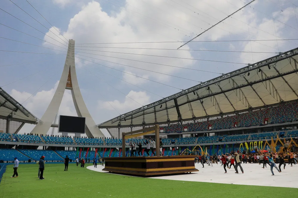 Tổng duyệt lễ khai mạc SEA Games 32 với tiết mục &quot;đinh&quot; của chương trình gồm 2.000 người hát bài &quot;Tự hào Campuchia&quot;. Ảnh: ANH PHƯƠNG.