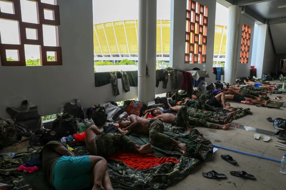 Những chiến sĩ công binh nghỉ ngơi thoải mái sau một buổi làm việc mệt mỏi.