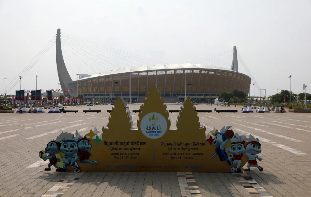 Mặt tiền sân vận động chính - nơi diễn ra các buổi lễ khai mạc và bế mạc SEA Games 32 nằm ở vùng phía Bắc ngoại ô, cách thủ đô Phnom Penh hơn 20km.