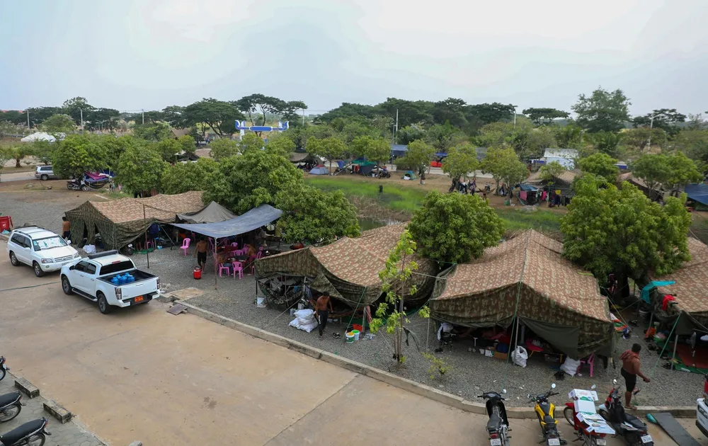 ... và đâu đó vẫn còn những lán trại của lực lượng quân đội tham gia xây dựng các công trình thi đấu mà Ban tổ chức hy vọng quy mô của nó gây tiếng vang lớn cho thế giới.