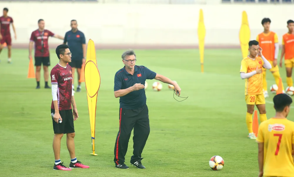 HLV Troussier hướng dẫn các học trò tập luyện ở buổi tập chiều 2-5. Ảnh: ANH PHƯƠNG. HLV Troussier hướng dẫn các học trò tập luyện ở buổi tập chiều 2-5. Ảnh: ANH PHƯƠNG.