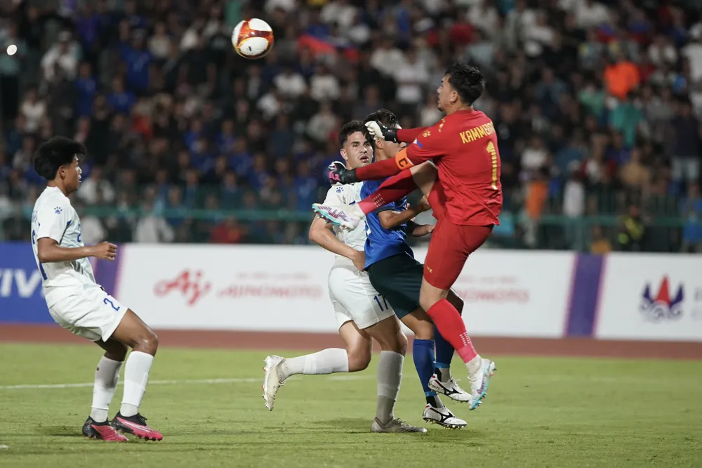 Người yêu bóng đá Campuchia rất kỳ vọng vào các cầu thủ lần đầu tiên có nhiều cơ hội vô địch SEA Games và đây là điều khiến tướng Saokha trăn trở. Ảnh: ANH PHƯƠNG.