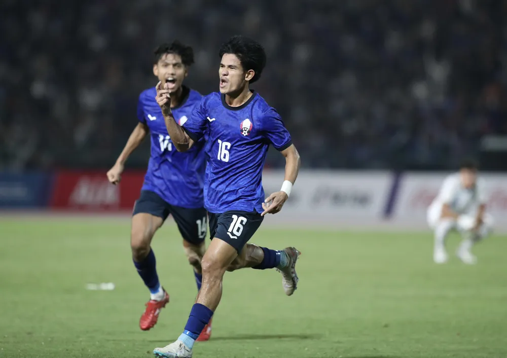 Đội tuyển U-22 Campuchia sớm mở điểm vào lưới Philippines nhưng để đội khách gỡ lại vào phút bù giờ. Ảnh: ANH PHƯƠNG.