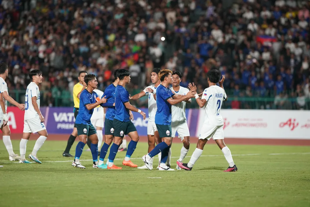 Các trận đấu bóng đá của đội tuyển U-22 Campuchia luôn gây sốt vé lẫn những tranh cãi, chỉ trích từ giới cổ động viên đối với Ban tổ chức. Ảnh: ANH PHƯƠNG.