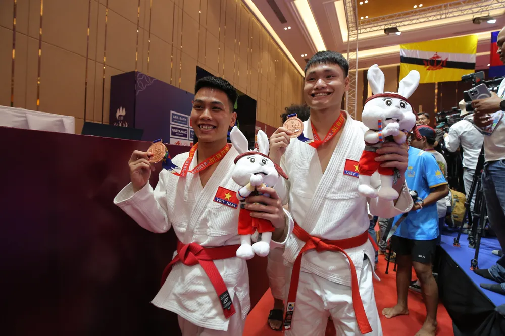 Hai võ sĩ Ma Đình Khải - Trịnh Kế Dương nhận HCĐ đầu tiên cho thể thao Việt Nam. Ảnh: ANH PHƯƠNG.