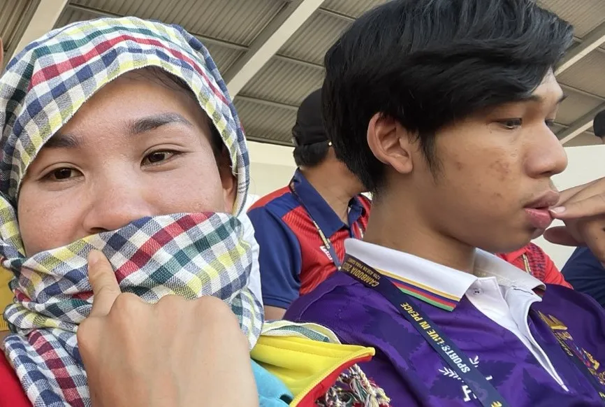 ... và luôn có mặt trên khán đài với các tình nguyện viên Campuchia cổ vũ cho đồng đội. Ảnh: ANH PHƯƠNG. ... và luôn có mặt trên khán đài với các tình nguyện viên Campuchia cổ vũ cho đồng đội. Ảnh: ANH PHƯƠNG.