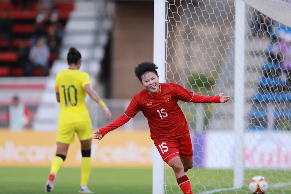 Bích Thùy chạy cánh xông xáo tham gia tấn công và thường có duyên ghi bàn cho đội nhà. Ảnh: ANH PHƯƠNG.