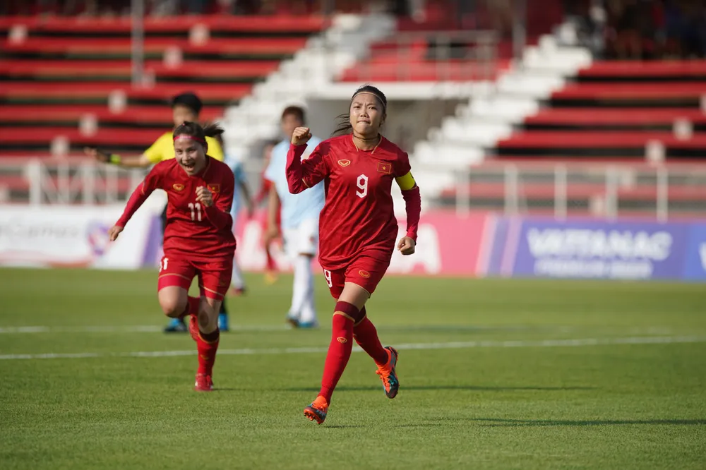 Đội trưởng Huỳnh Như vừa trở về từ CLB Lank (Bồ Đào Nha) góp mặt ở SEA Games 32 sớm lập công trong trận gặp Myanmar chiều 6-5... Đội trưởng Huỳnh Như vừa trở về từ CLB Lank (Bồ Đào Nha) góp mặt ở SEA Games 32 sớm lập công trong trận gặp Myanmar chiều 6-5...