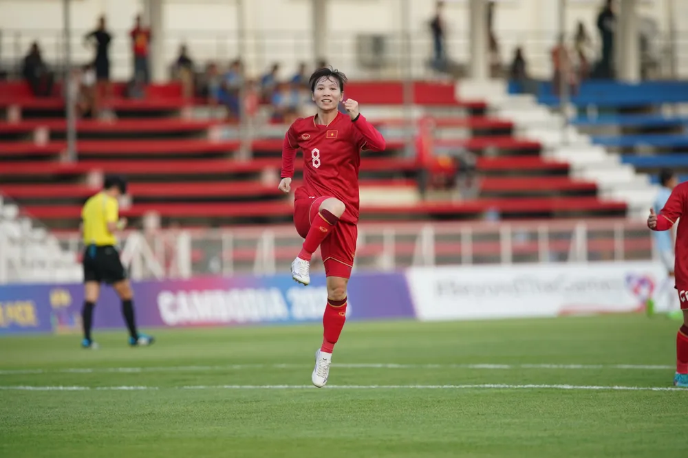 Cảm giác ghi bàn không có từ nào diễn tả nổi. Năm ngoái gặp Myanmar ở trận bán kết SEA Games 31, em chưa có duyên ghi bàn, nên rất tiếc. Nhưng lần này với cơ hội duy nhất được đồng đội trao, em đã tận dụng được, cảm giác thật vui. Bàn thắng này không phải của riêng em, mà của toàn đội.
