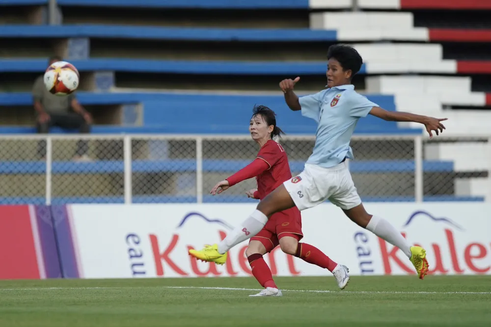 Pha tăng tốc của Thùy Trang vượt qua một hậu vệ Myanmar và khi thoáng thấy bóng thủ môn xuất tướng với ý đồ bắt bài, số 8 ra chân rất thông minh đưa bóng nằm gọn trong lưới.