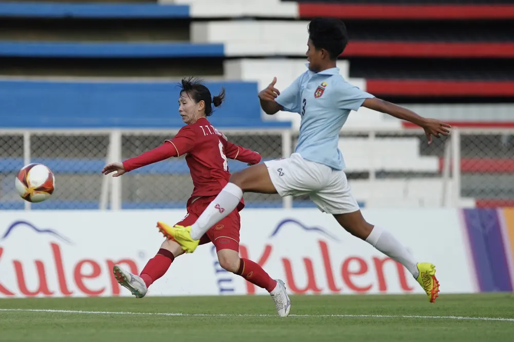 Khoảnh khắc độc đáo và xuất thần của nữ tuyển thủ Thùy Trang đã làm nên một siêu phẩm vào lưới Myanmar phút 89.