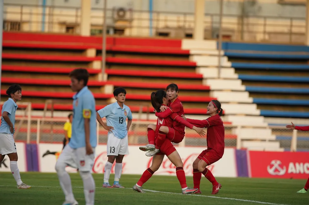 ... cùng đồng đội Thùy Trang góp thêm một bàn thắng ấn định 3-1 cho tuyển nữ Việt Nam. Ảnh: ANH PHƯƠNG. ... cùng đồng đội Thùy Trang góp thêm một bàn thắng ấn định 3-1 cho tuyển nữ Việt Nam. Ảnh: ANH PHƯƠNG.