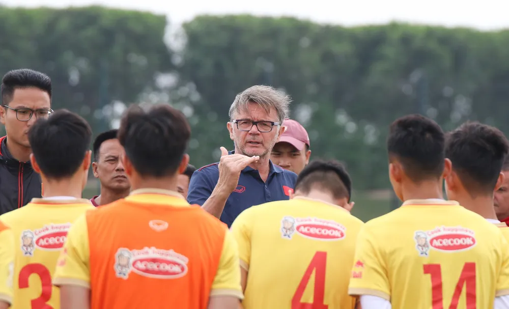 HLV Troussier mong muốn các học trò tin tưởng với lối chơi mới và trả bài tốt trong mọi trận đấu. Ảnh: ANH PHƯƠNG.