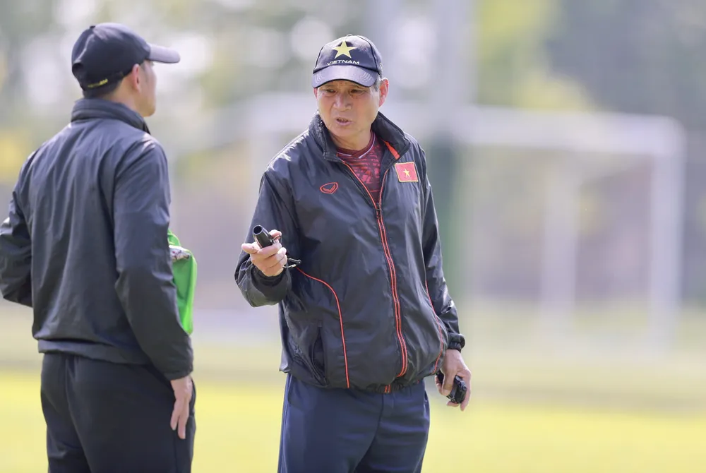 HLV Mai Đức Chung đã tính toán kỹ lưỡng cho các trận đấu có tính quyết định của tuyển nữ Việt Nam. Ảnh: ANH PHƯƠNG.