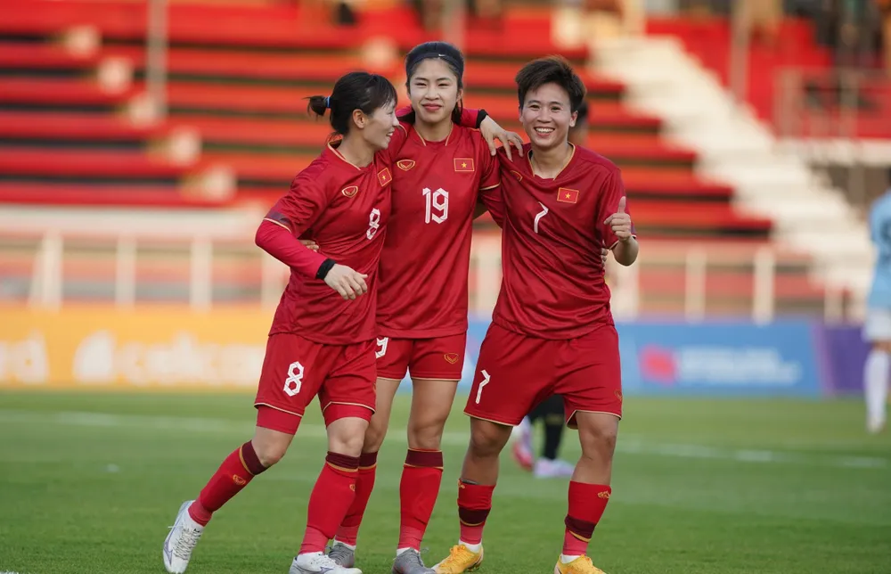 Tuyết Dung ăn mừng bàn thắng vào lưới Myanmar cùng hai tác giả Thanh Nhã và Thùy Trang. Ảnh: ANH PHƯƠNG.