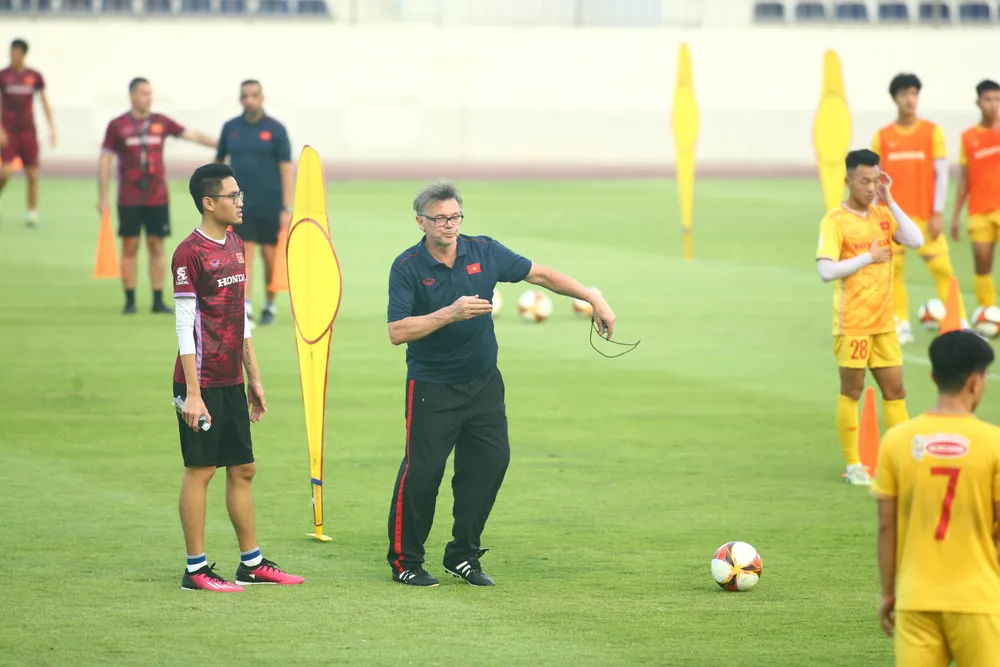 HLV Troussier yêu cầu cao về sự tập trung của các tuyển thủ trẻ U-22 Việt Nam trong mỗi buổi tập. Ảnh: ANH PHƯƠNG.