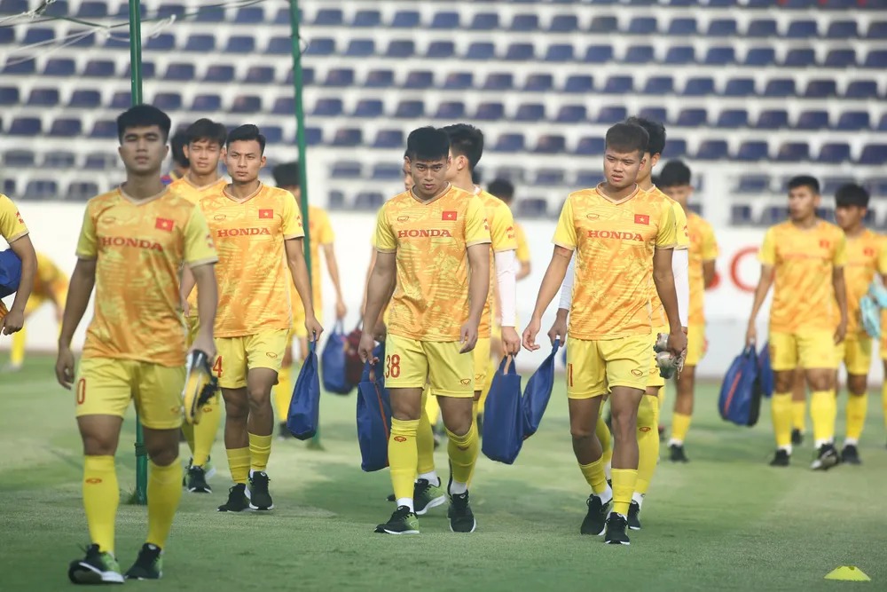 Thi đấu dưới tiết trời nắng nóng là một cực hình của các đội tuyển tham dự SEA Games 32. Ảnh: ANH PHƯƠNG.