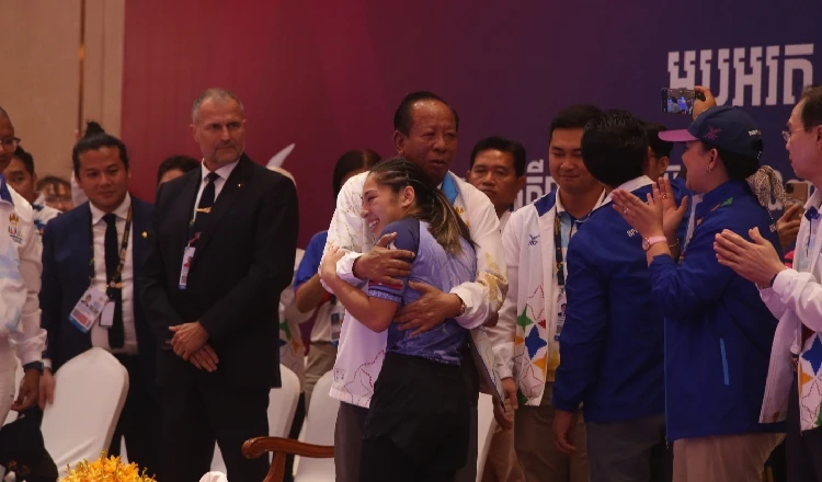 Phó Thủ tướng Tea Banh, Bộ trưởng Bộ quốc phòng Campuchia kiêm trưởng Ban tổ chức SEA Games 32 chúc mừng cô gái vàng Ju-Jitsu Campuchia sau khi Jessa đăng quang.