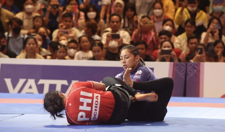 Jessa Khan ra đòn hiểm trong trận chung kết Ju-Jitsu với võ sĩ Philippines. Ảnh: CCT.