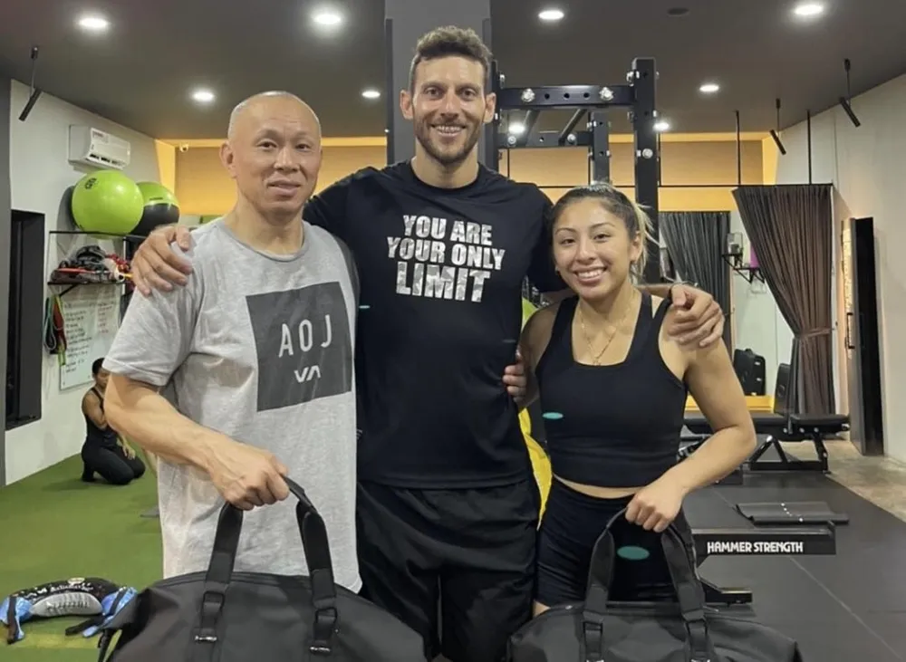 ... cùng với các HLV người Mỹ và cha cô - ông Peter Khan (bìa trái) luôn đồng hành cùng con gái trong mọi giải đấu. Ảnh: CCT.