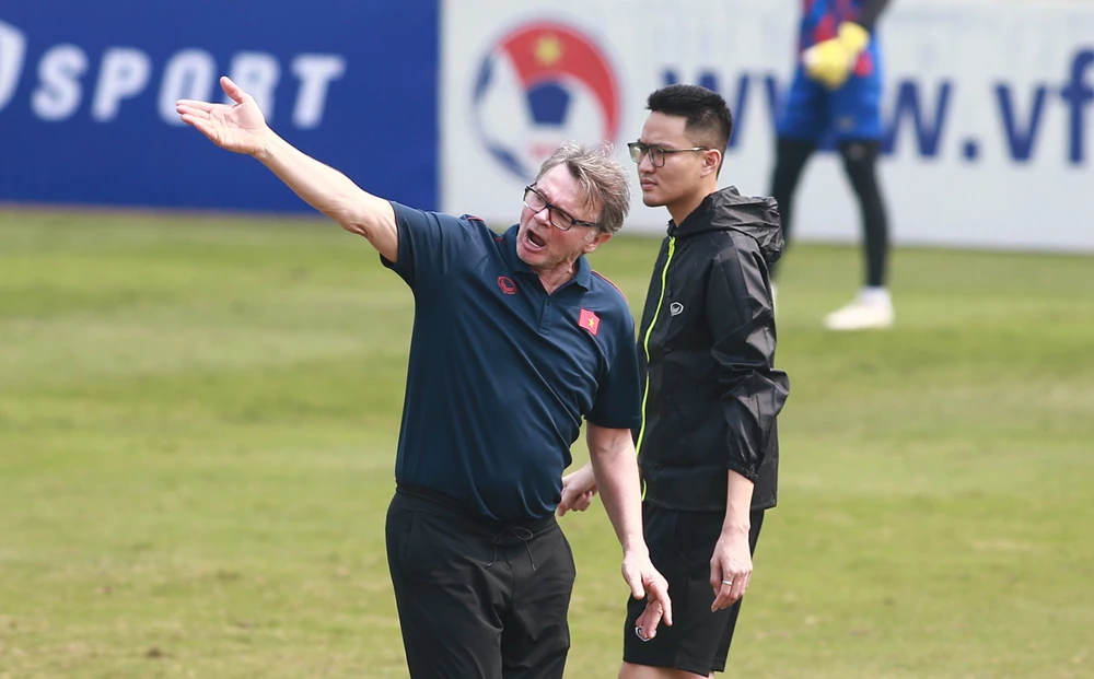 HLV Troussier đã phân tích kỹ Malaysia và quyết tâm giúp học trò sớm giành vé vào bán kết SEA Games 32 trên đất Campuchia. Ảnh: ANH PHƯƠNG.