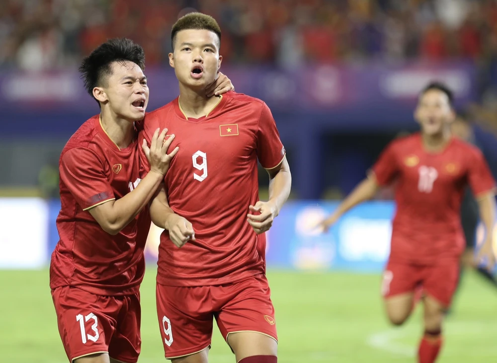 Tiền đạo Văn Tùng (9) đã sút tung lưới cả Lào và Singapore. Ảnh: ANH PHƯƠNG.