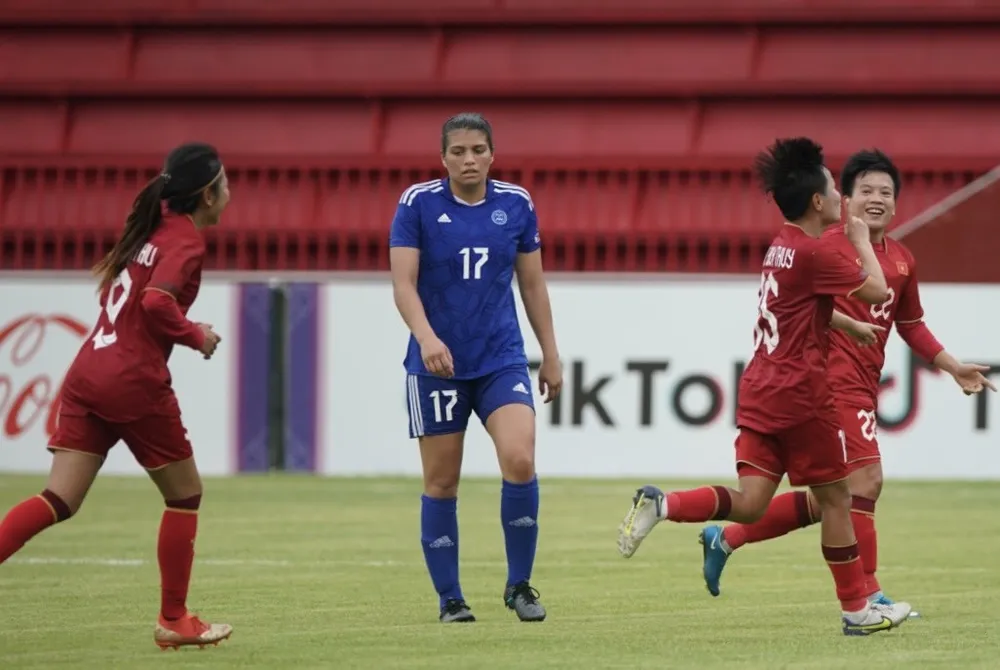 ... trong sự vui mừng của các đồng nghiệp Việt Nam khi giành ngôi nhất bảng. Ảnh: ANH PHƯƠNG. ... trong sự vui mừng của các đồng nghiệp Việt Nam khi giành ngôi nhất bảng. Ảnh: ANH PHƯƠNG.