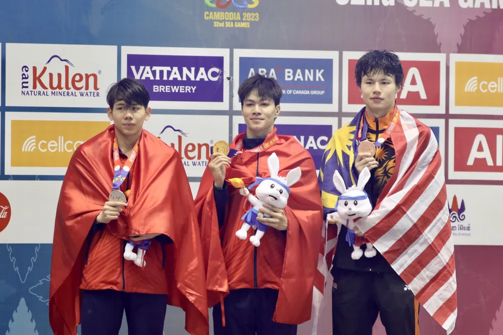 ... và cùng đồng đội chiến thắng ở nội dung 400m hỗn hợp nam. Ảnh: ANH PHƯƠNG. ... và cùng đồng đội chiến thắng ở nội dung 400m hỗn hợp nam. Ảnh: ANH PHƯƠNG.